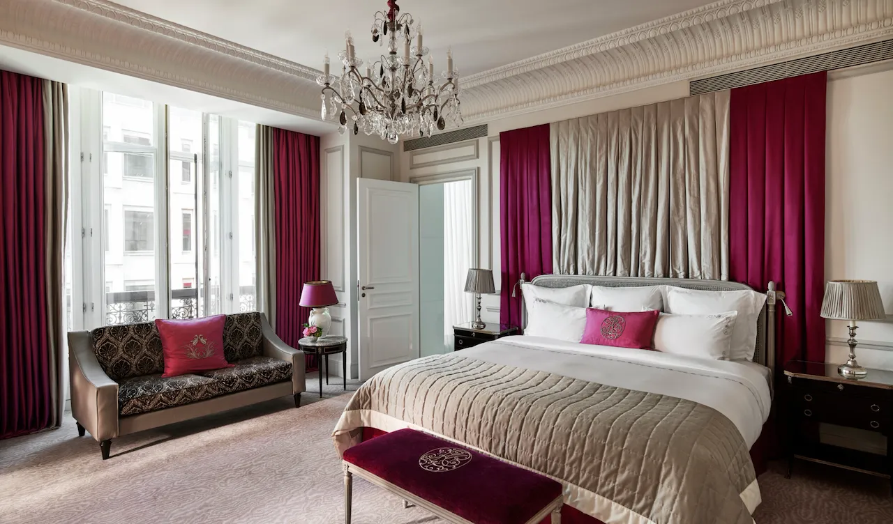 La chambre de la suite eiffel au Plaza athenee