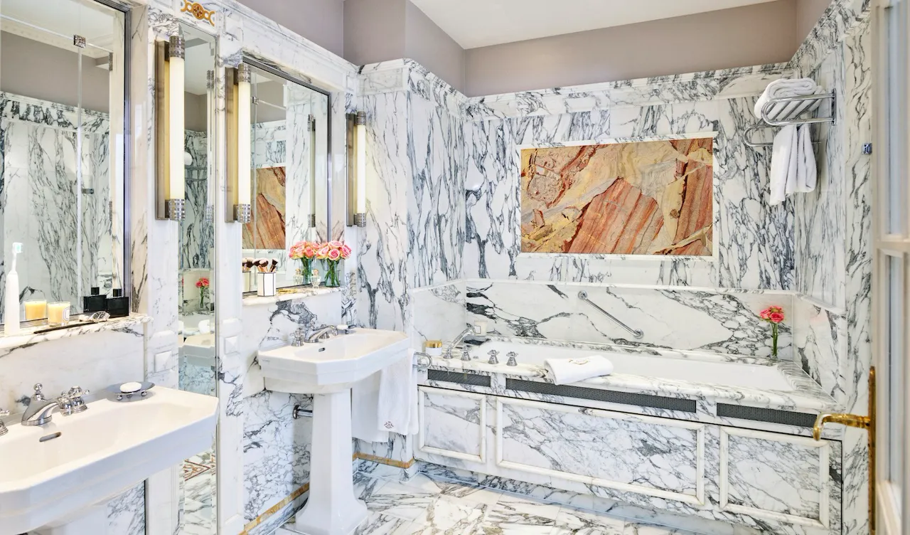 Prise de vue paysagère des détails de la salle de bain de la suite Versailles du Meurice, Paris.