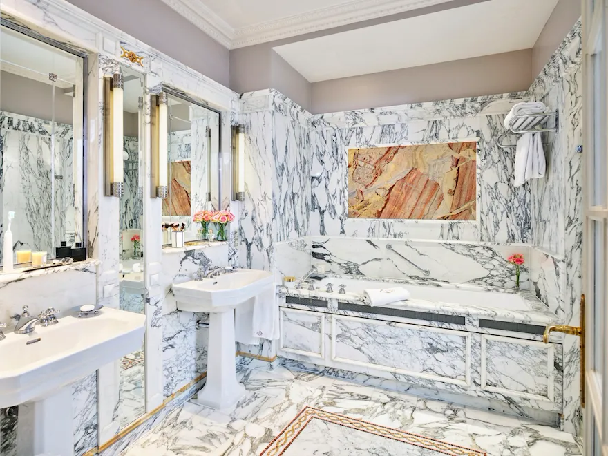 Prise de vue paysagère des détails de la salle de bain de la suite Versailles du Meurice, Paris.