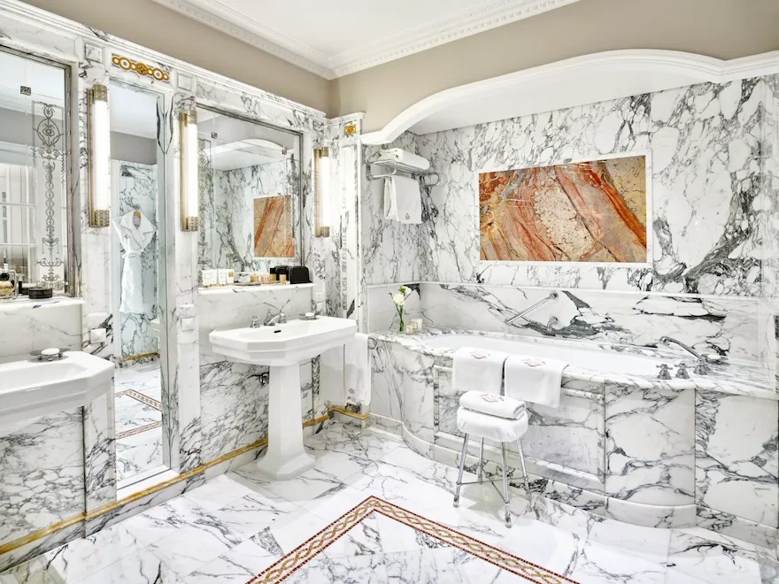 Salle de bain en marbre dans l’Appartement Présidentiel du Meurice, Paris.