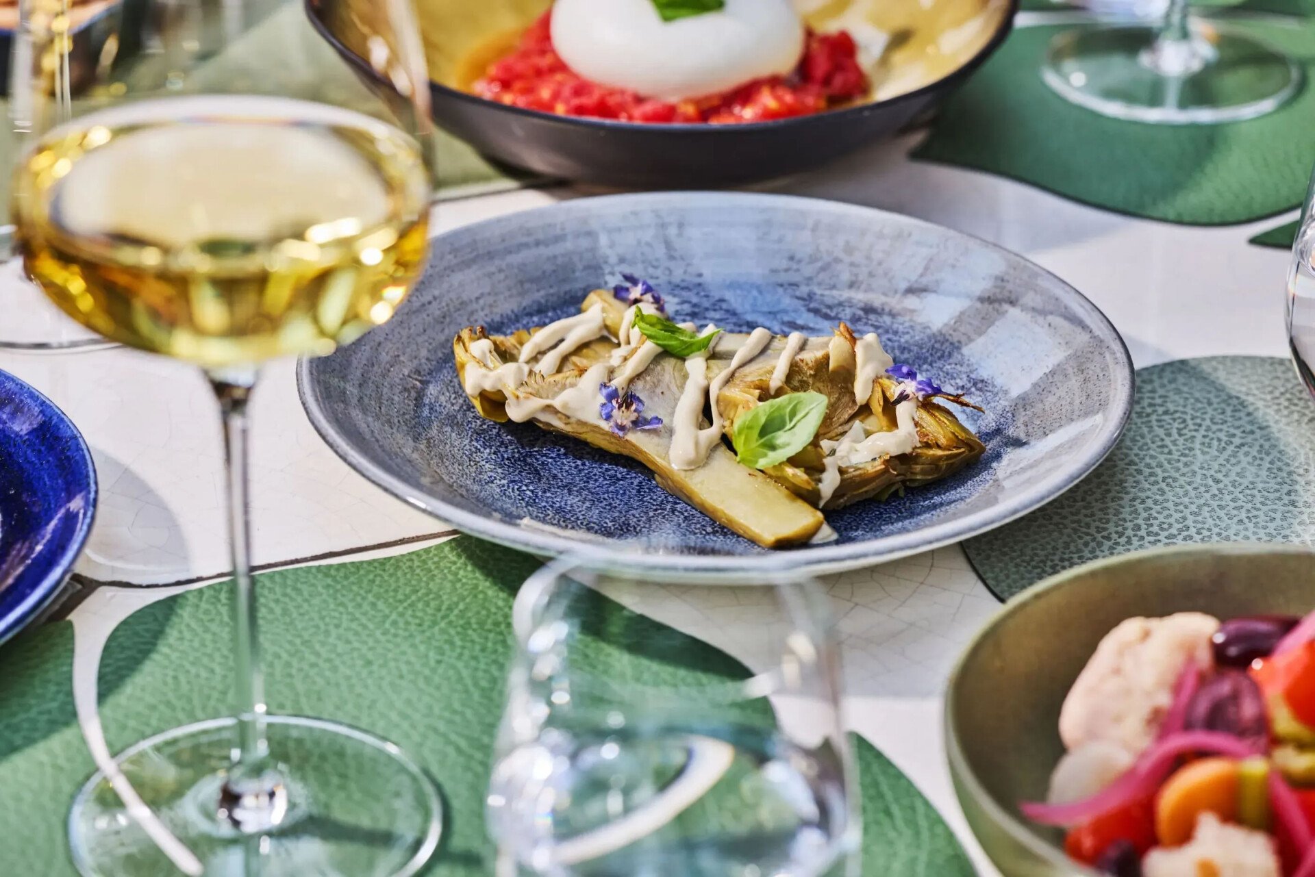 Tavolo con vari piatti di cibo