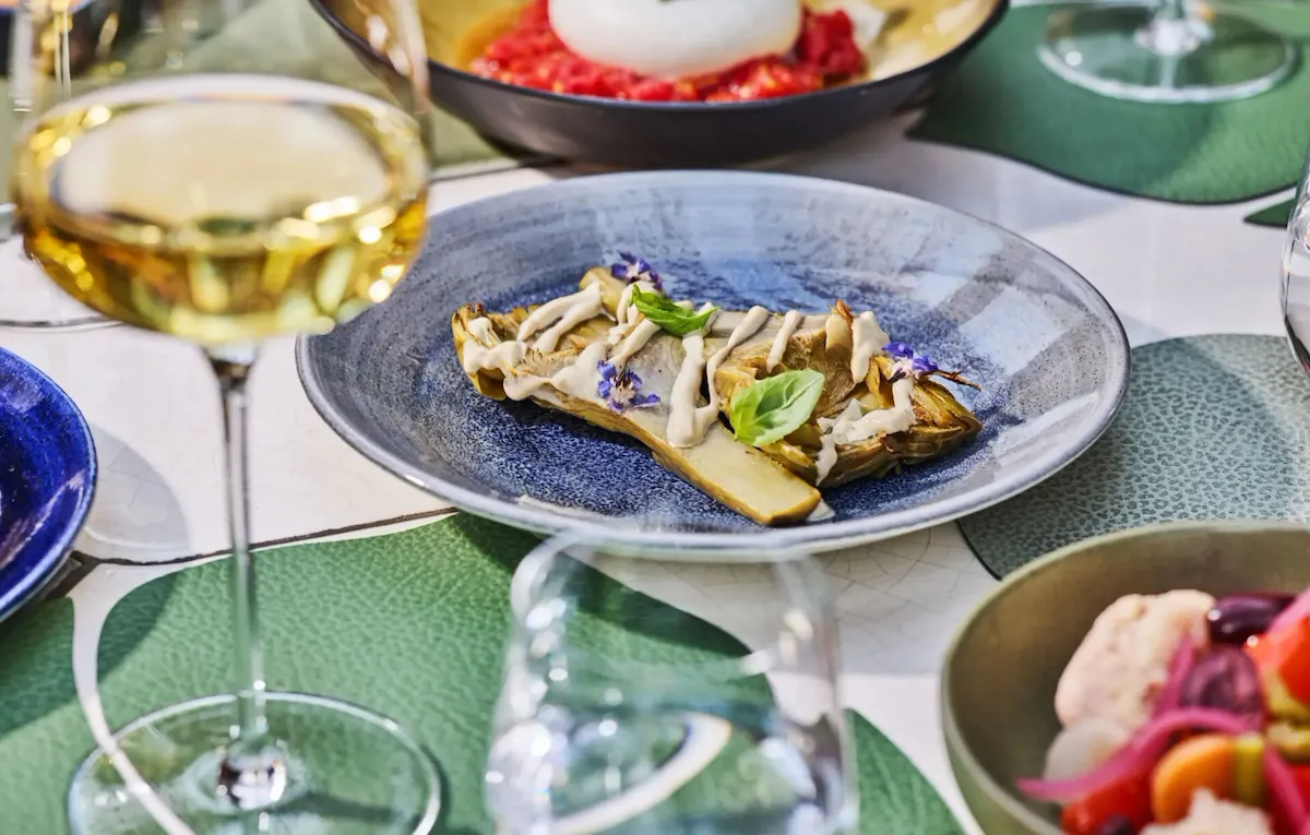 Tavolo con vari piatti di cibo