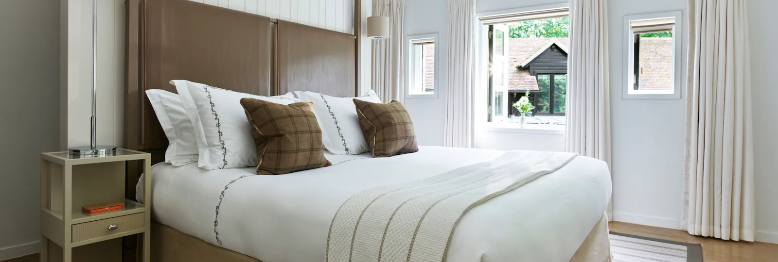 Coworth Park-Stable Junior suite-Loft Cottage-bedroom-highres