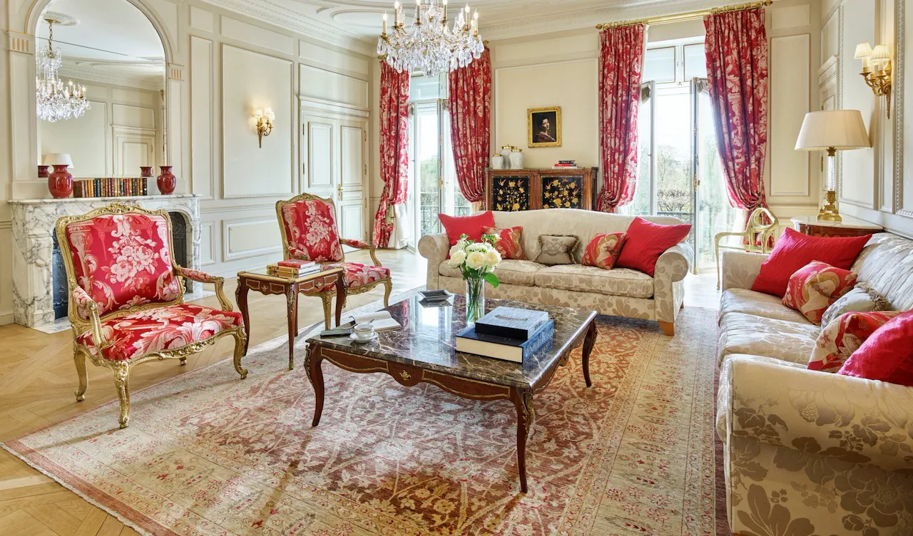 Detalhes da sala de estar presidencial no Le Meurice, Paris.