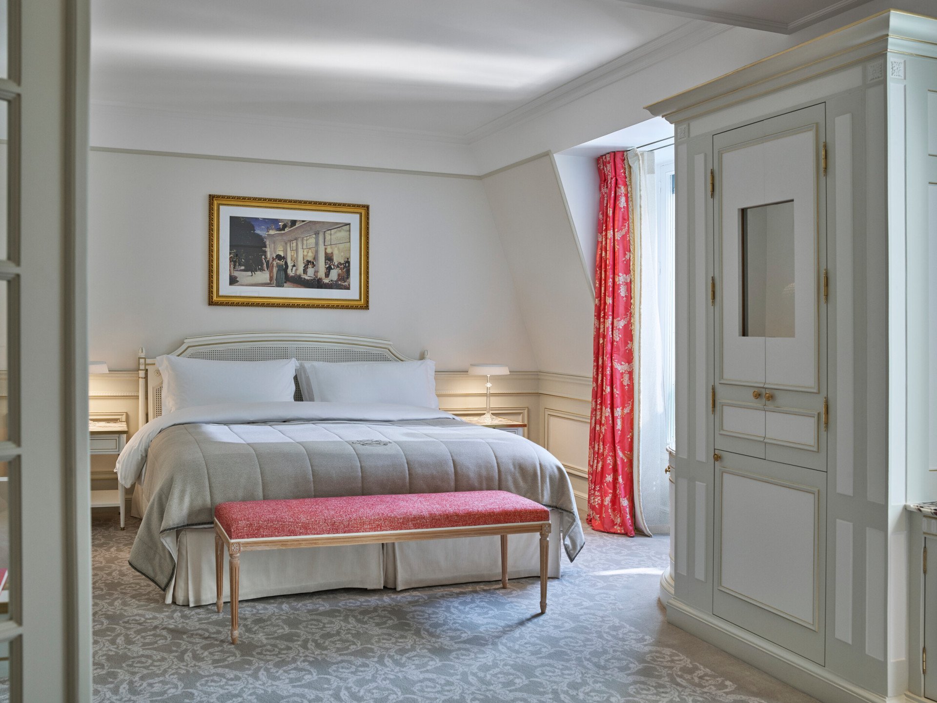 Chambre d'une suite junior exécutive avec rideaux roses au Meurice, Paris.