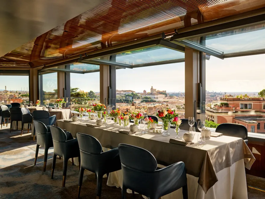 Tavolo imperiale allestito al ristorante La Terrazza