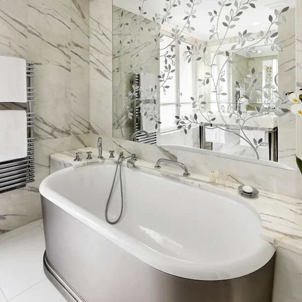 La salle de bain dans la Junior Suite à l'Hôtel Plaza Athénée.