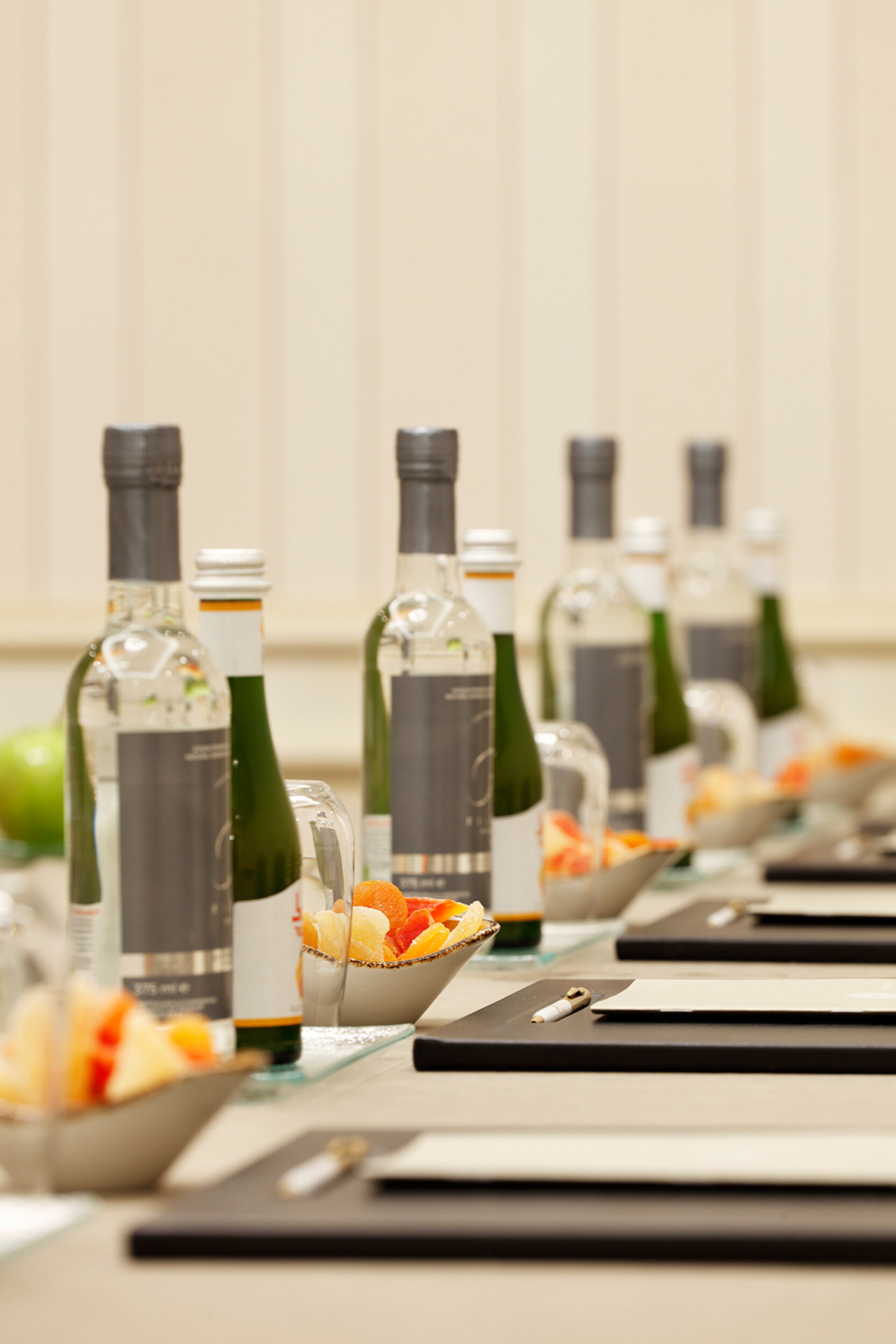 Primo piano di un tavolo di una sala riunioni 