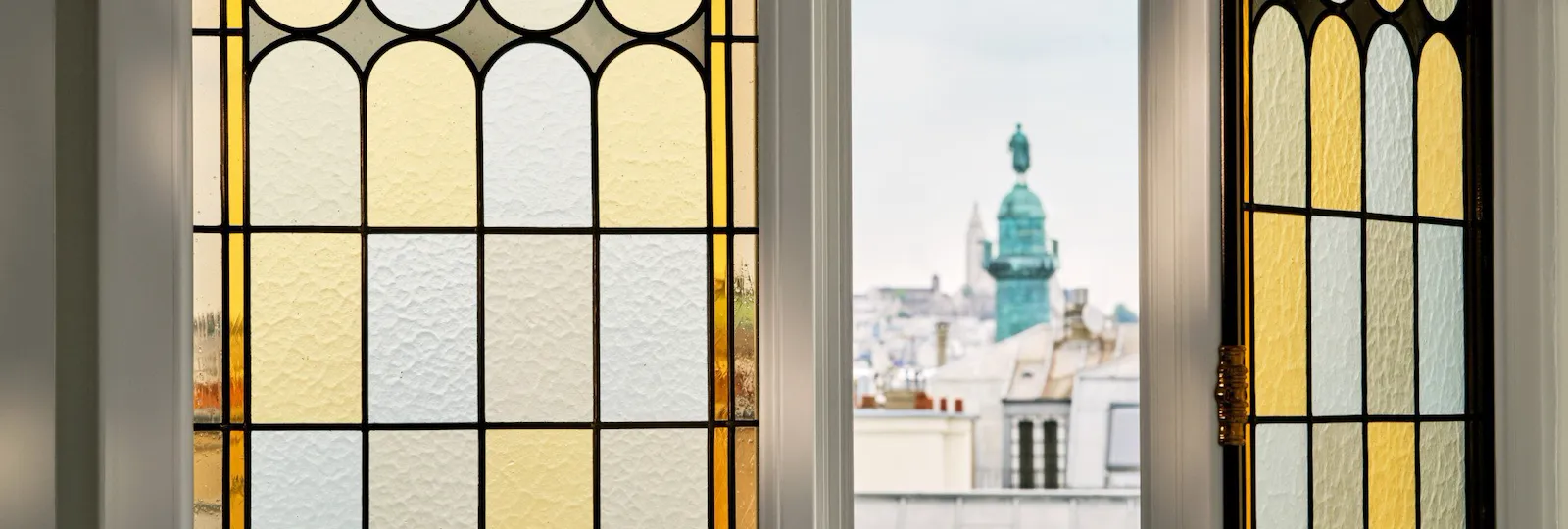 Janelas com vitrais abertas nos telhados da Praça Paris e Vendome, em Le Meurice, Paris