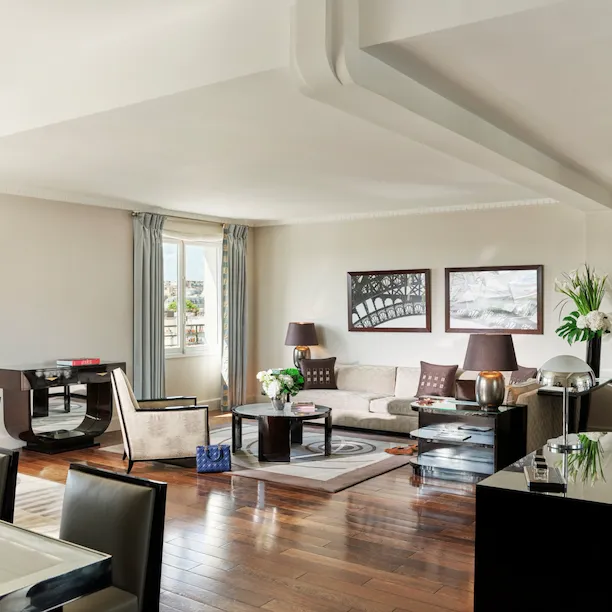 Salon de la suite Eiffel au Plaza Athenée