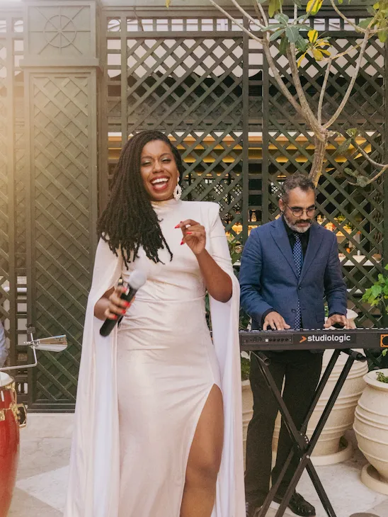 The band that sings in Veranda weekly, including the singer, the pianist and the drummer