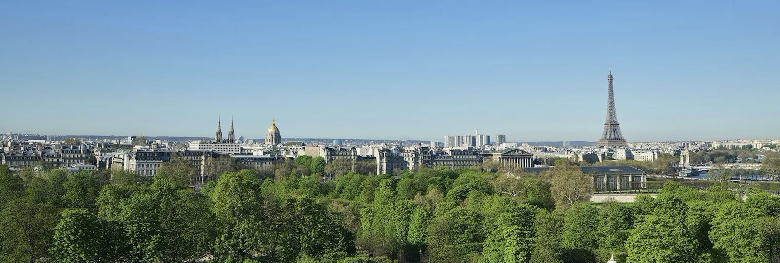 Vue depuis le balcon de la chambre exécutive montrant le jardin des Tuileries et la tour Eiffel