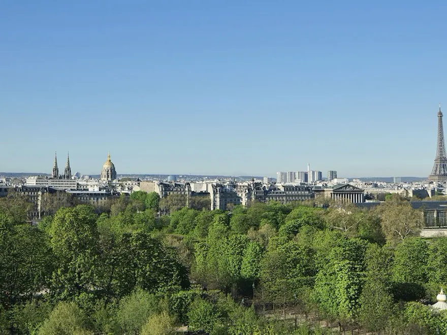 Vue depuis le balcon de la chambre exécutive montrant le jardin des Tuileries et la tour Eiffel