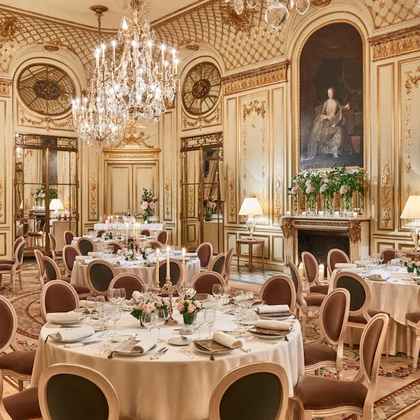 Photo de la salle événementielle lumineuse du Salon Pompadour de style Versailles, aménagée pour le dîner avec quatre grandes tables rondes dressées au Meurice, Paris
