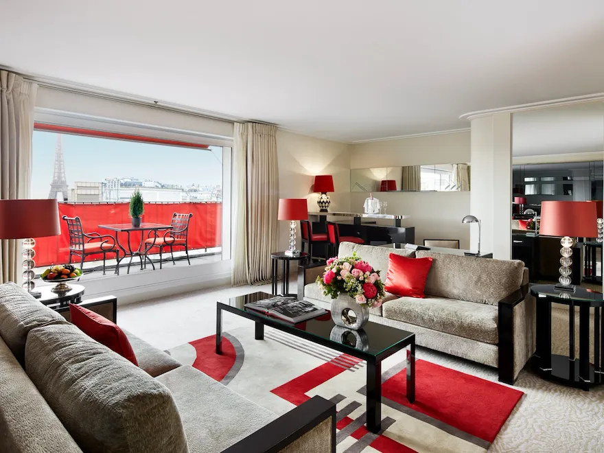 Salon de l'Appartement avec balcon vue sur la Tour Eiffel, à l'Hôtel Plaza Athénée