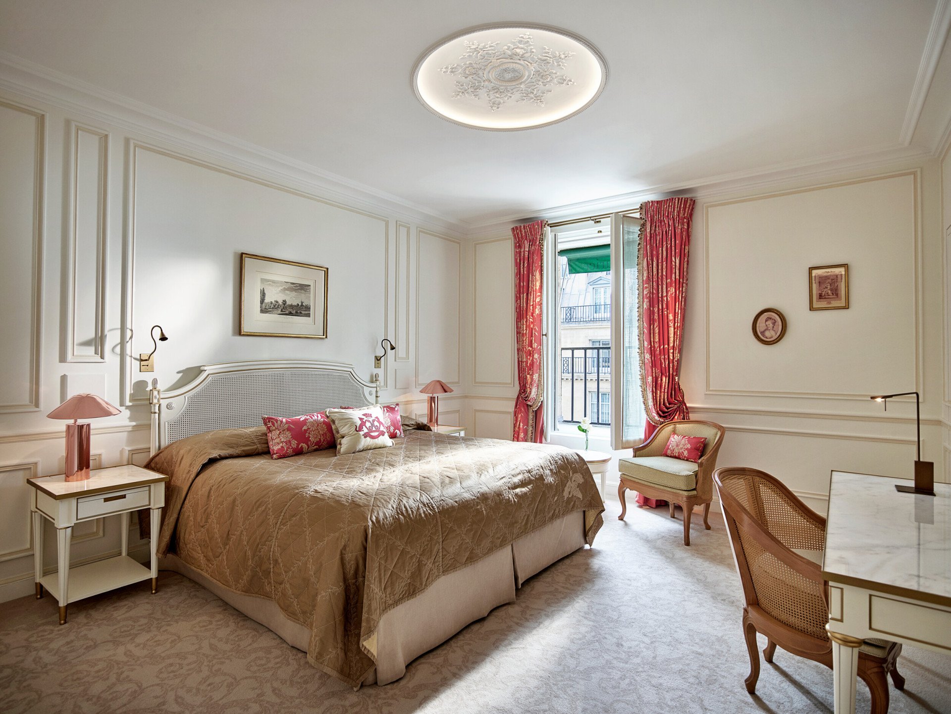 Chambre de la suite Pompadour au Meurice, Paris.