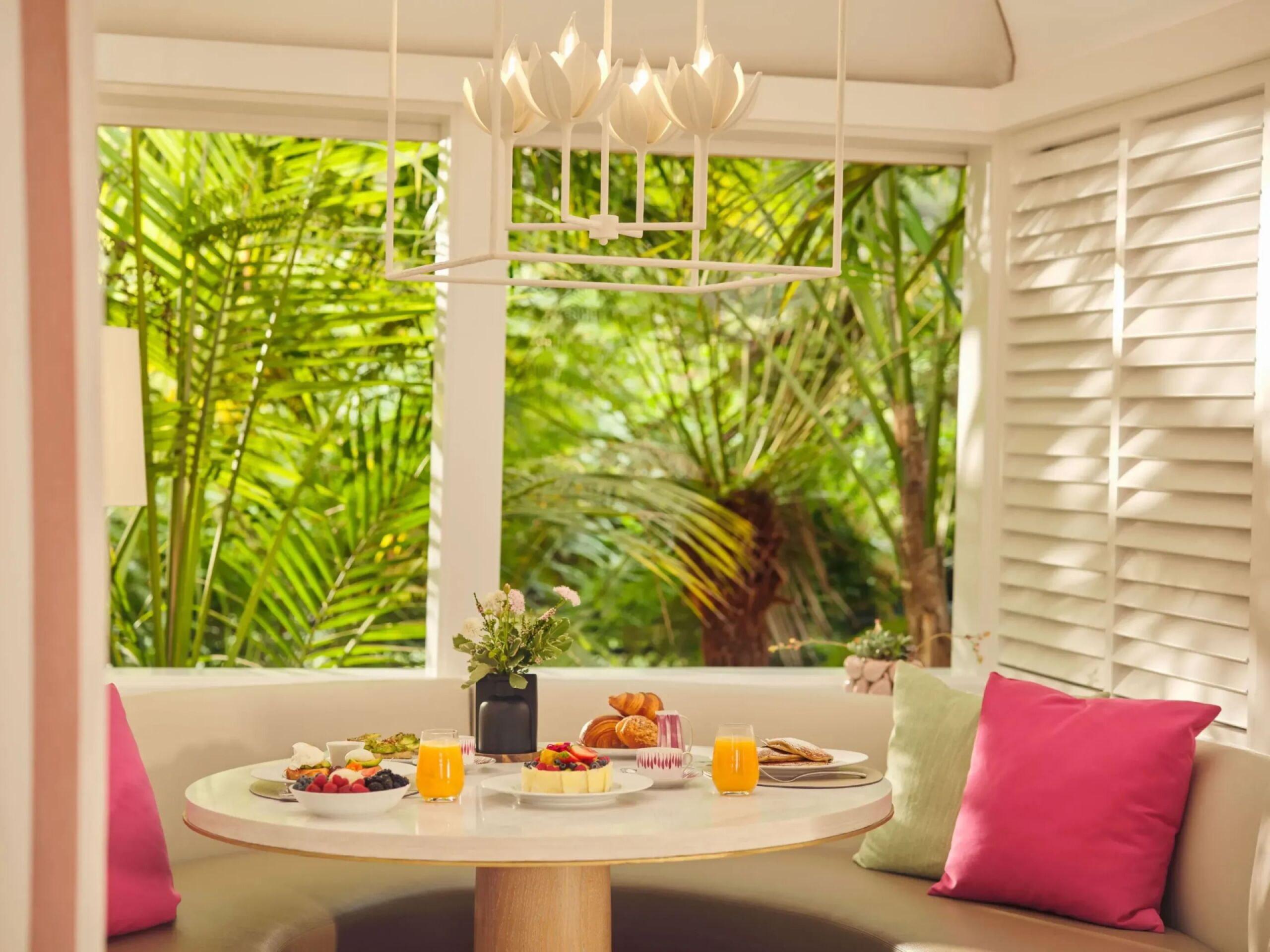 Alcove booth breakfast moment in The Restaurant at Hotel Bel-Air 