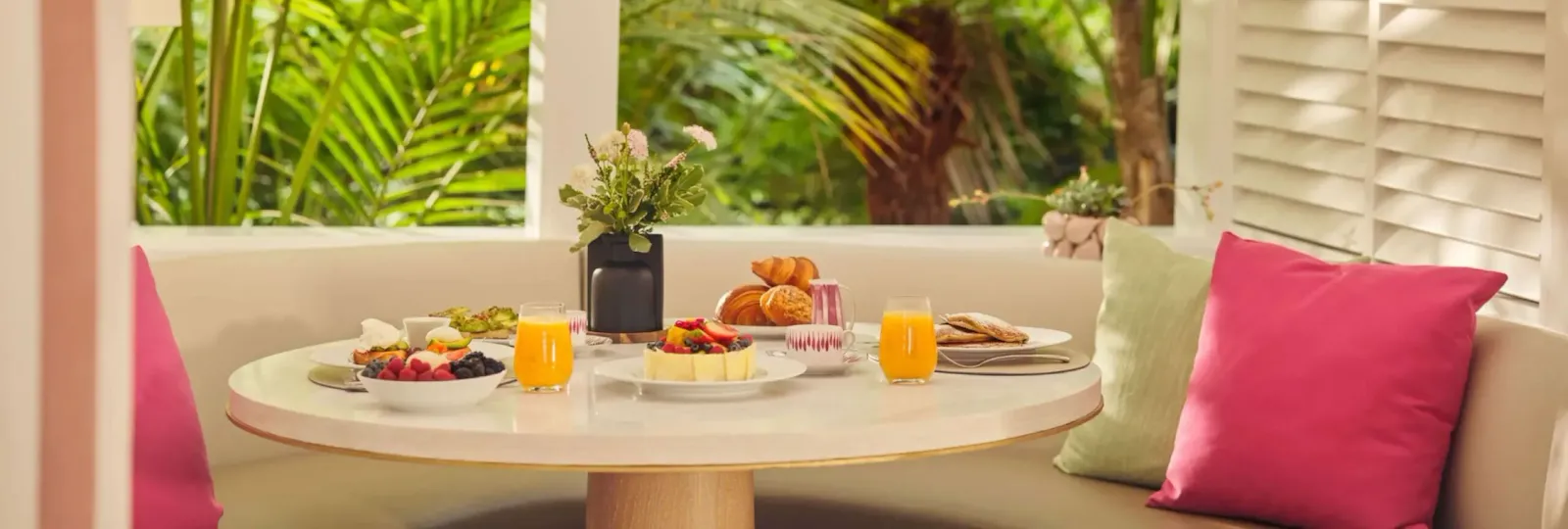 Alcove booth breakfast moment in The Restaurant at Hotel Bel-Air