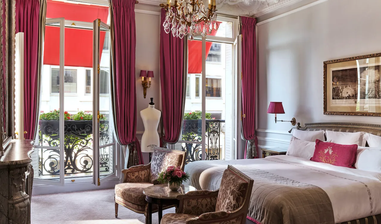 Quarto na Suíte Alta Costura do Hotel Plaza Athénée