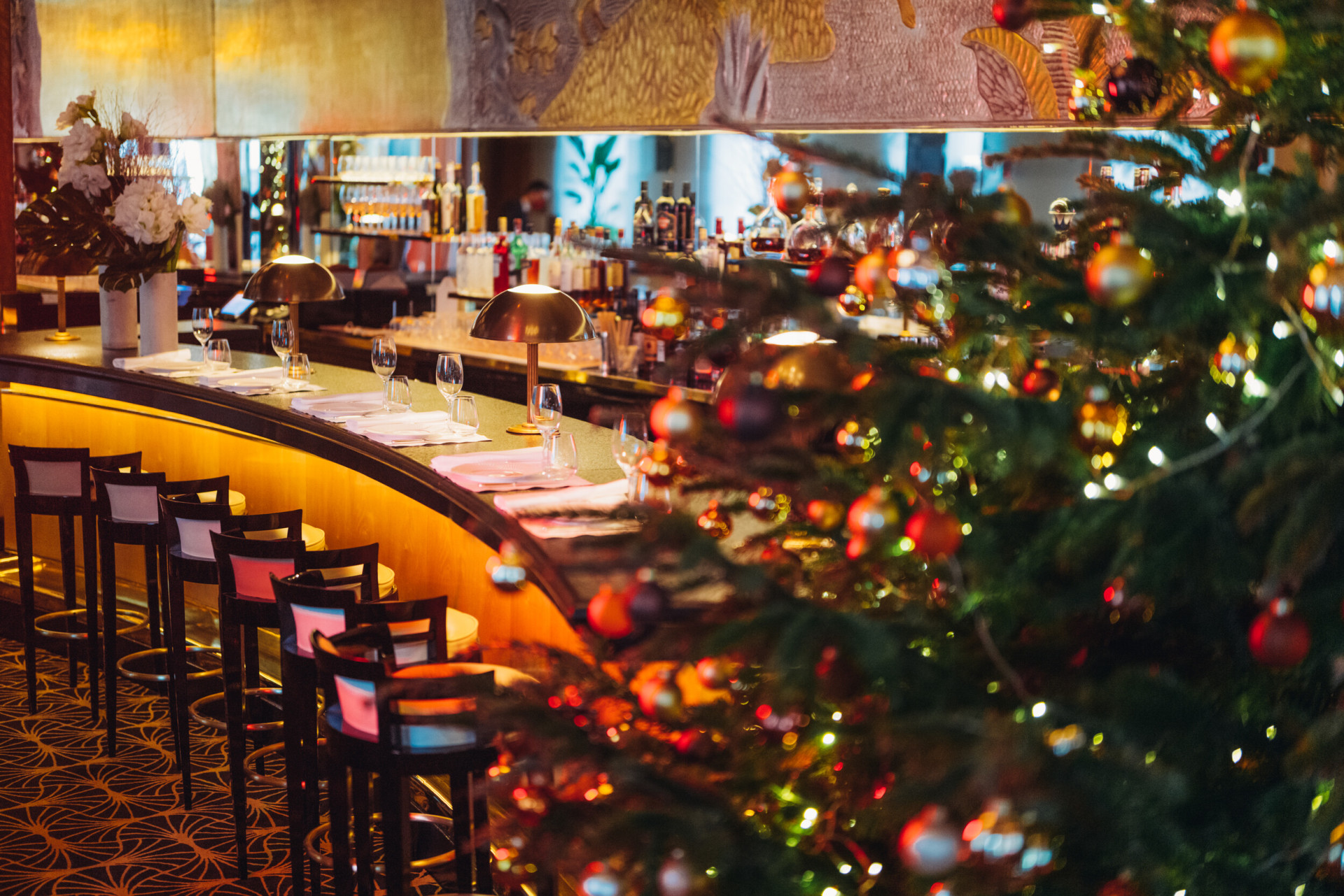 Le Relais Plaza' bar with a christmas three 