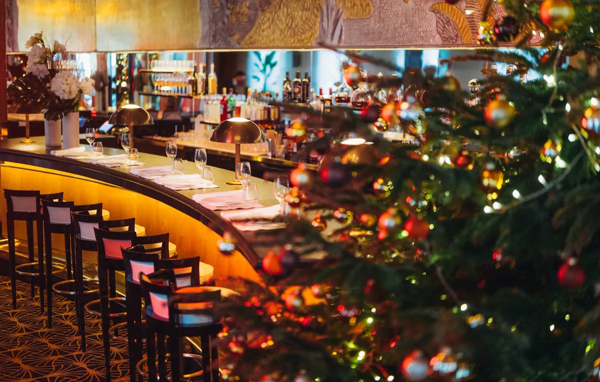 Le Relais Plaza' bar with a christmas three
