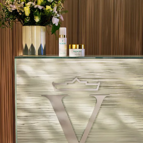 Reception details with a flower bouquet and cosmetics products at Spa Valmont pour Le Meurice, Paris - Dorchester Collection