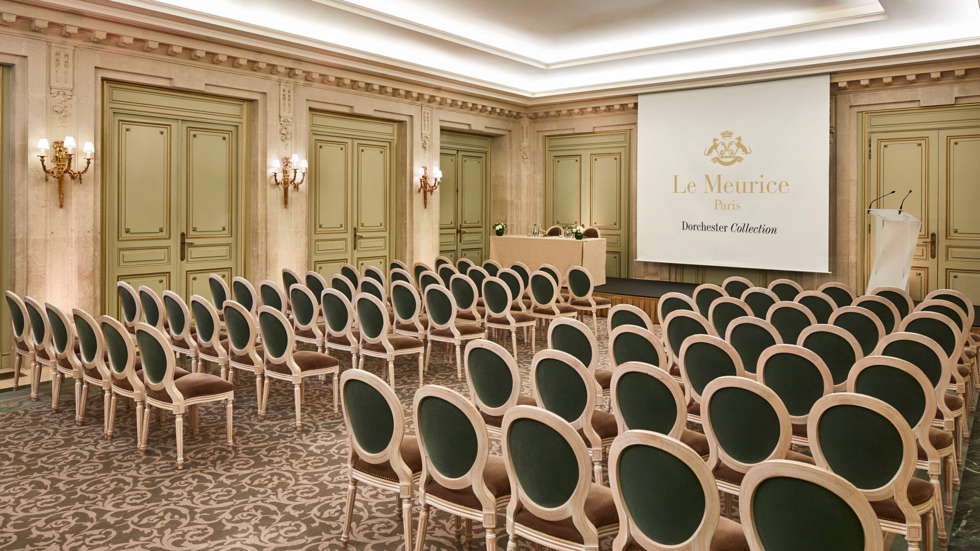 Salle remplie de chaises en salle de classe au sein du salon Pompadour