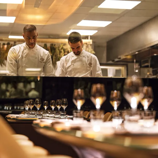 Vue depuis la table du chef Amaury Bouhours et Dimitri Coly dans leur cuisine au Meurice, Paris - Dorchester Collection