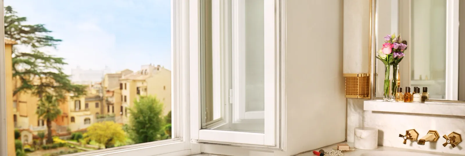 Bathroom of prestige room with view with panoramic view at Hotel Eden