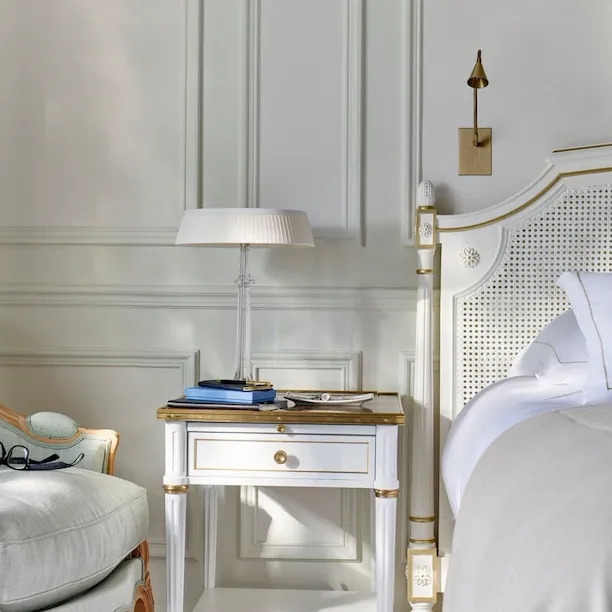 Détail dans la chambre d'une suite prestige du Meurice, Paris.