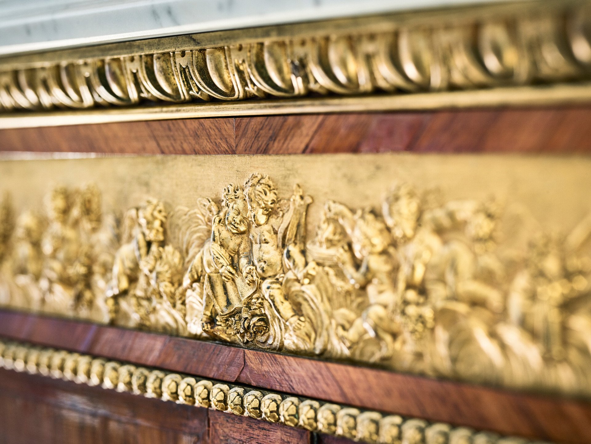 Détail en bois avec ornements dorés dans la suite Versailles du Meurice, Paris.