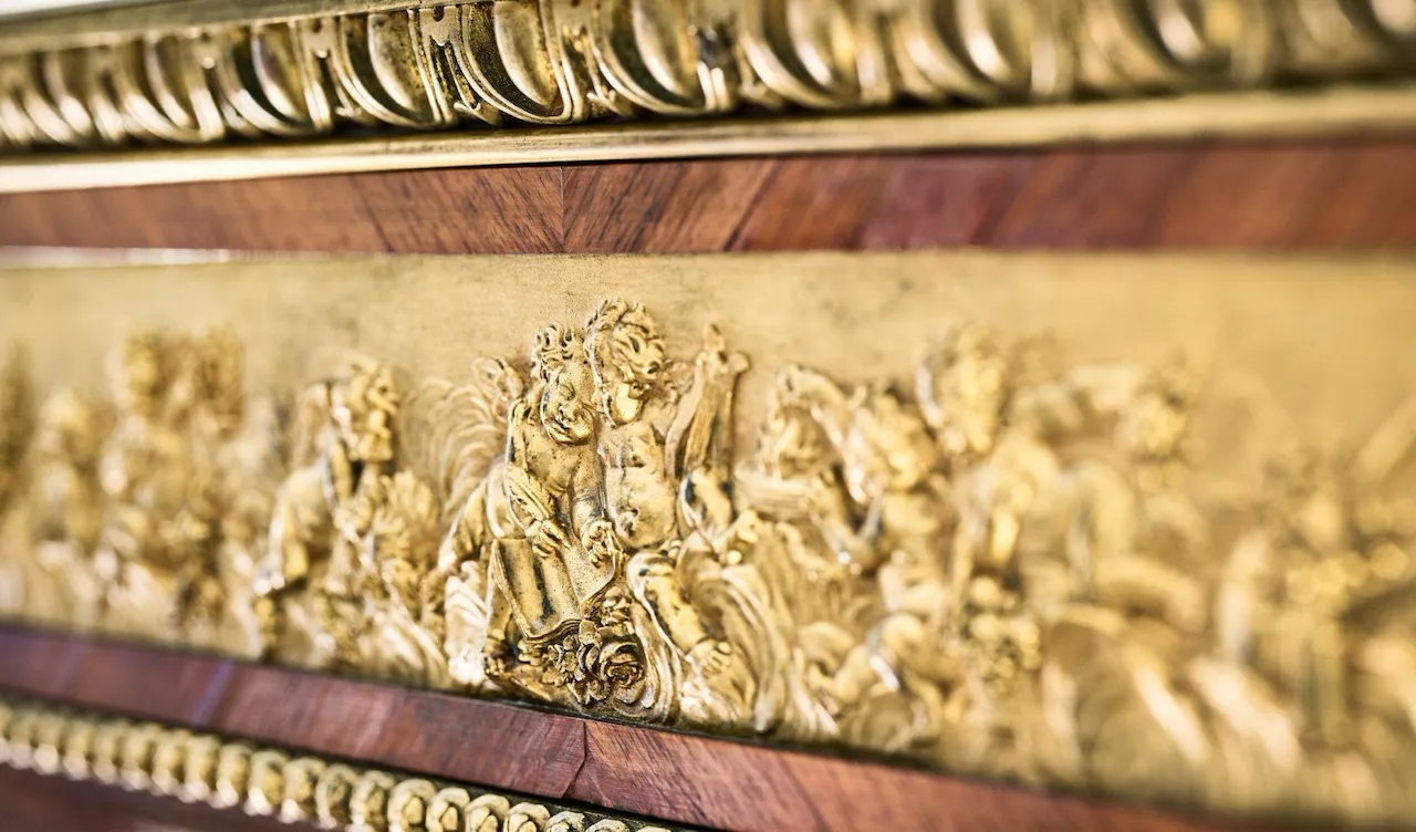 Détail en bois avec ornements dorés dans la suite Versailles du Meurice, Paris.