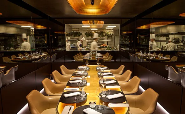 Grande vue sur la Table du Chef avec fenêtre ouverte sur la cuisine du Meurice, Paris - Dorchester Collection