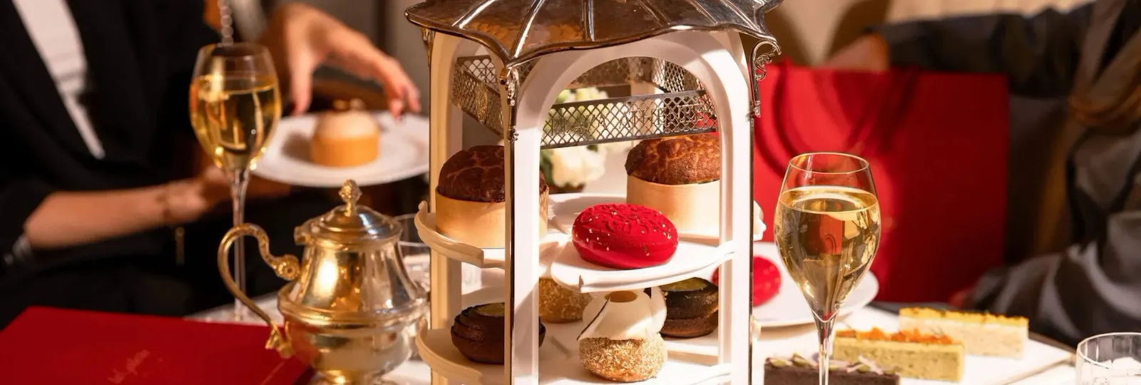 Hotel Plaza Athénée - Tea-Time La Galerie - Le Goûter du Plaza Athénée - Dorchester Collection