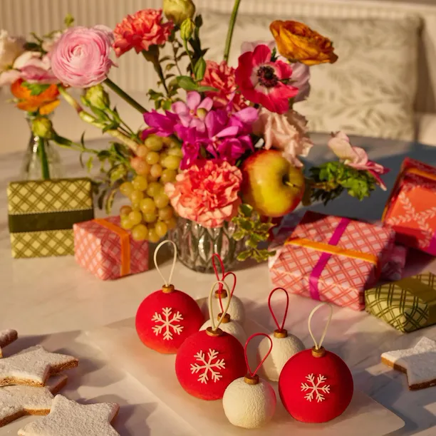 Festive decorations on Veranda's outdoors table
