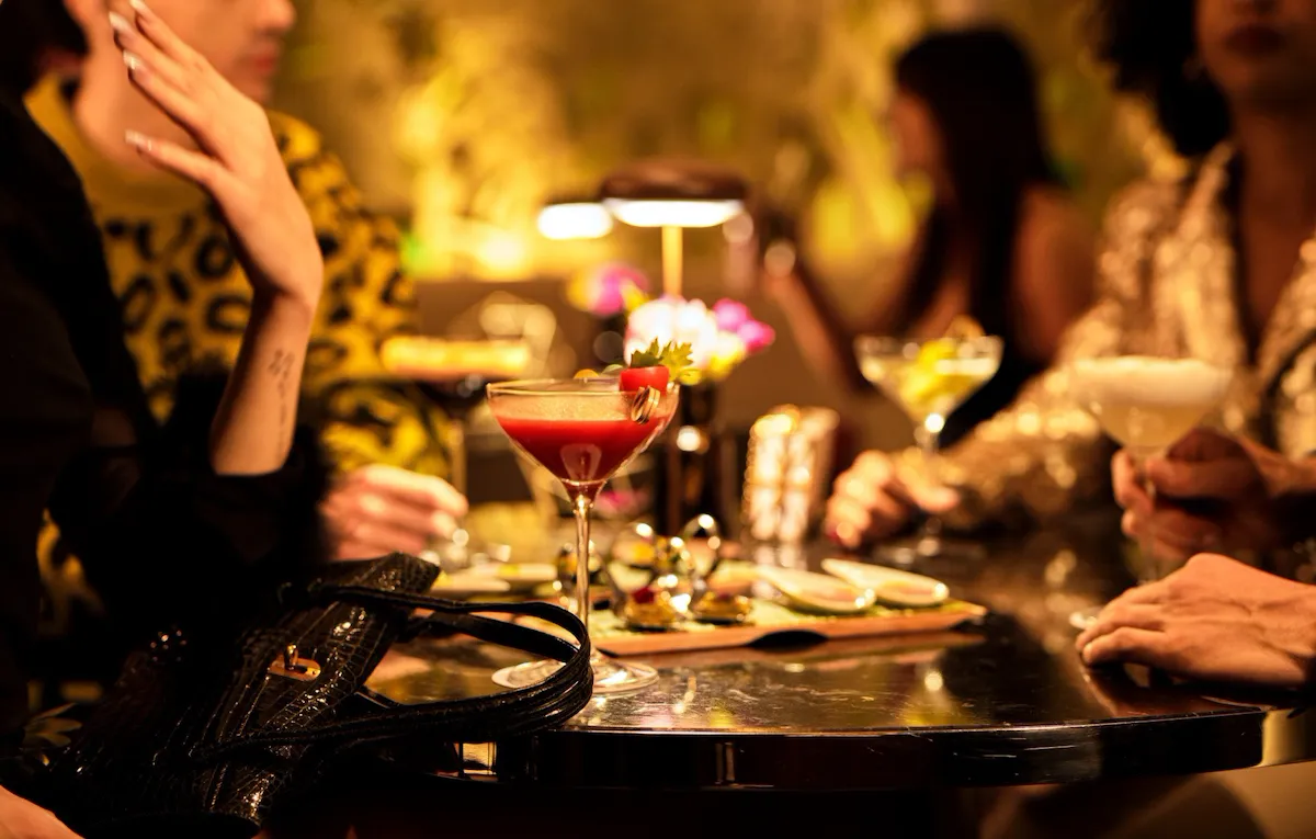 People having drinks with cicchetti at Il Giardino Bar