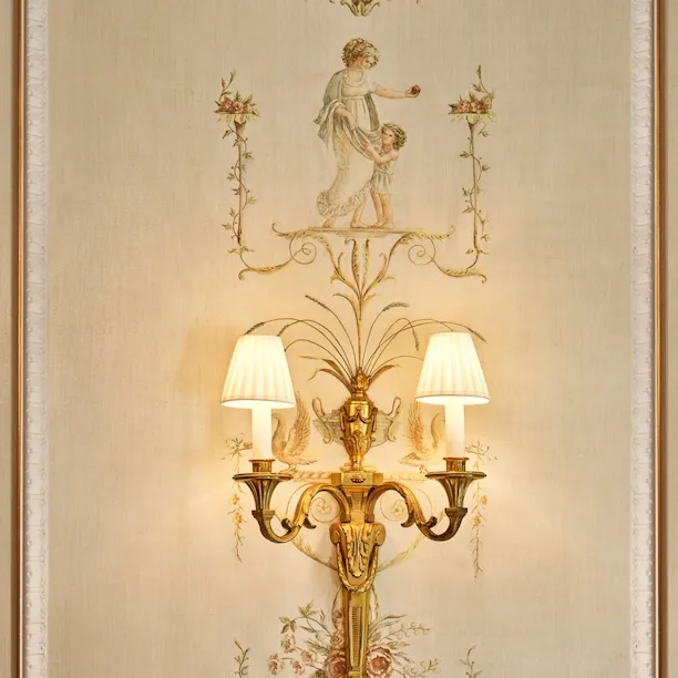 Lampe accrochée au mur de l'Appartement Présidentiel du Meurice, Paris.