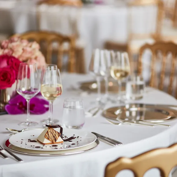 Primo piano di un tavolo imbandito nella sala Verada