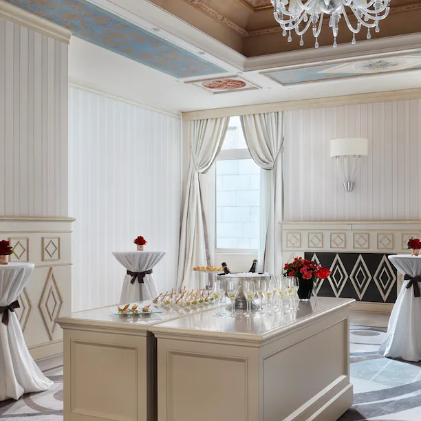 postazione cibo e bevande in sala Marconi. Dettagli di fiori rossi sui tavoli.