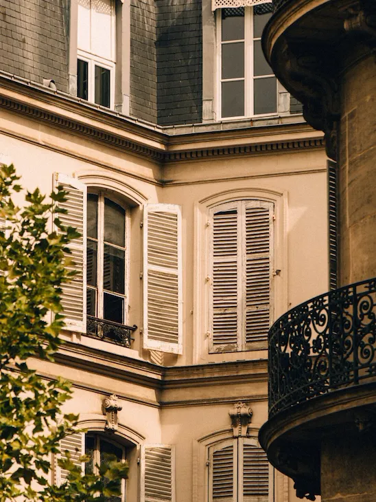 Photographie d'une court d'intérieur d'un immeuble parisien