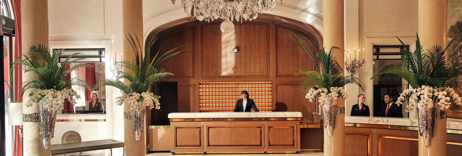 Este é o átrio e os recepcionistas do Plaza Athénée.