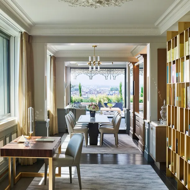 Salle à manger avec vue sur la suite Belle Etoile du Meurice, Paris.