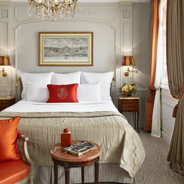 Suite Superior - Um quarto clássico no Hôtel Plaza Athénée.
