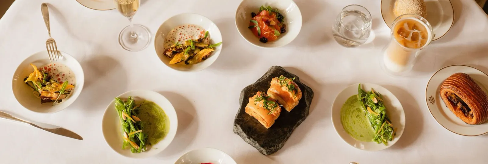 This visuals shows the brunch served in restaurant Le Meurice Alain Ducasse in Le Meurice.