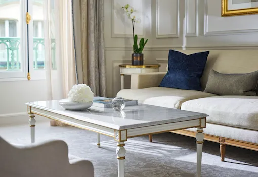 Gros plan du salon dans une suite de luxe au Meurice, Paris.
