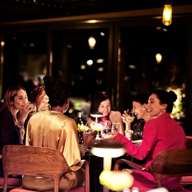 Gruppo di donne eleganti attorno a un tavolo rotondo a Il Giardino Ristorante
