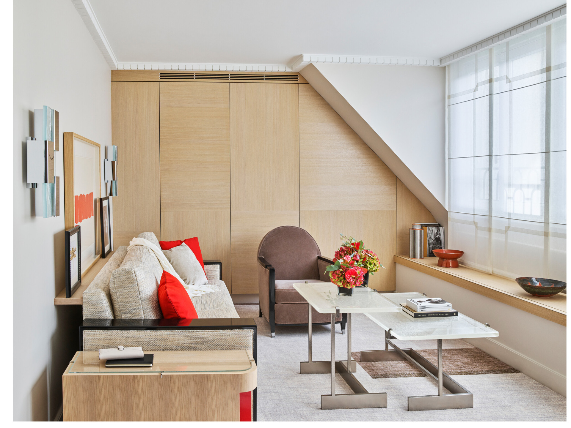 A sala de estar da Suite Deluxe do Hotel Plaza Athénée