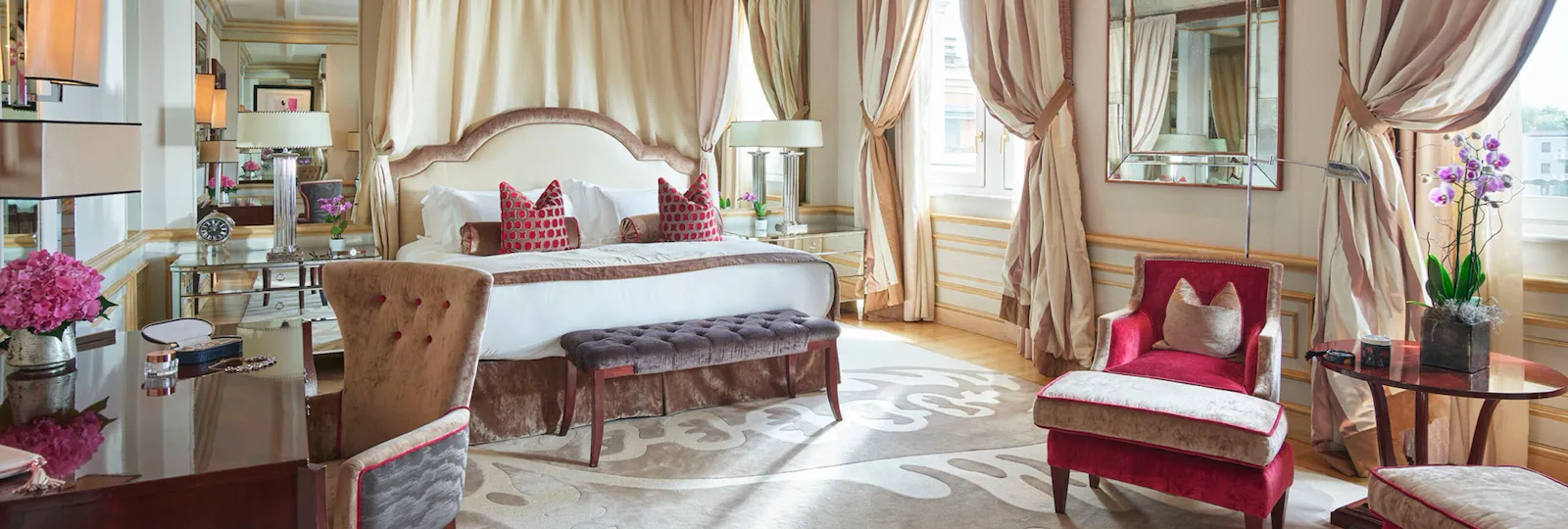 Camera da letto della Imperial Suite Executive arricchita da mobili dai colori caldi