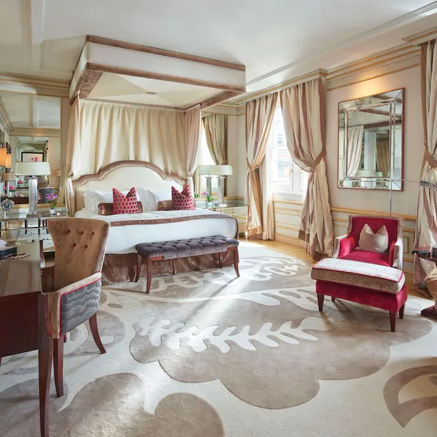 Camera da letto della Imperial Suite Executive arricchita da mobili dai colori caldi