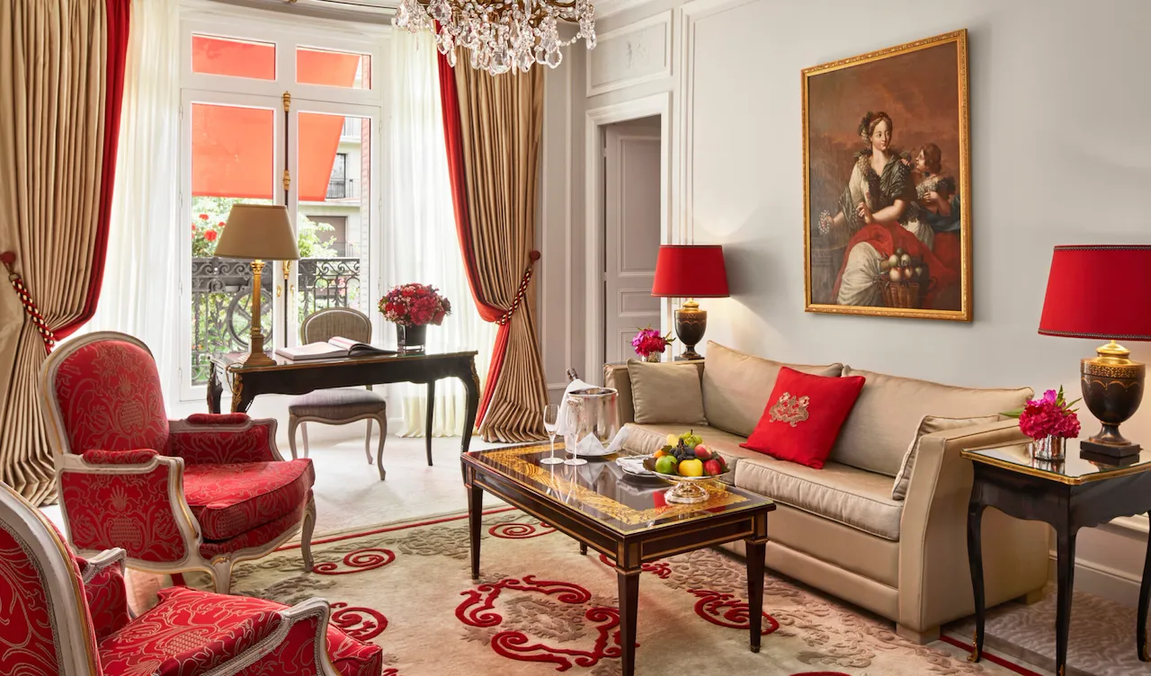 HPA-202-Deluxe-Suite-Avenue-Salon-a-HR-by-Francis-Amiand